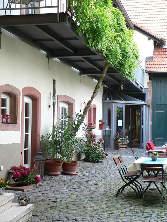 Alter Winzerhof Weisenheim Am Berg E.K. Hotel Екстериор снимка