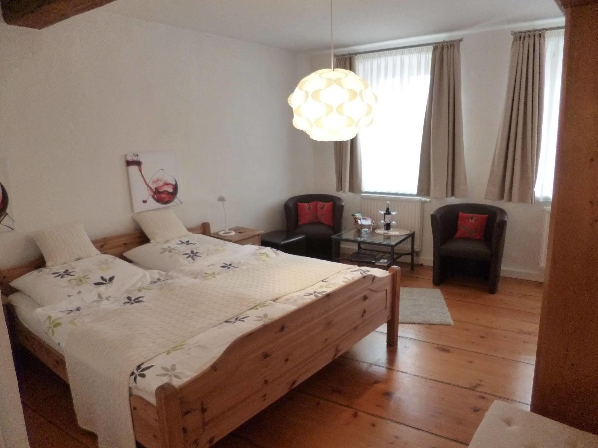 Alter Winzerhof Weisenheim Am Berg E.K. Hotel Екстериор снимка