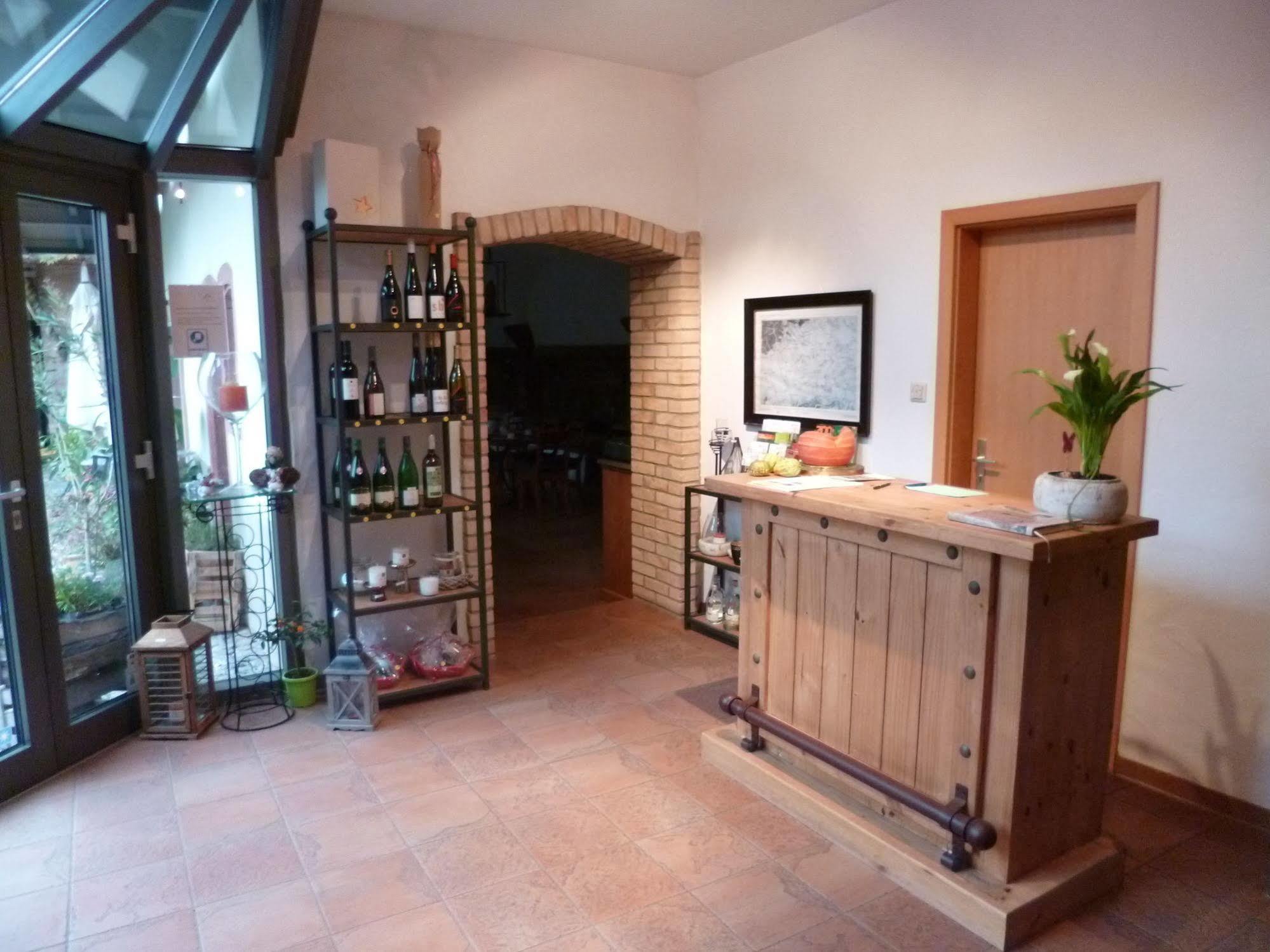 Alter Winzerhof Weisenheim Am Berg E.K. Hotel Екстериор снимка